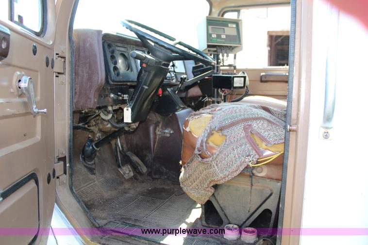 image for item J2156 1985 International S1900 feed truck