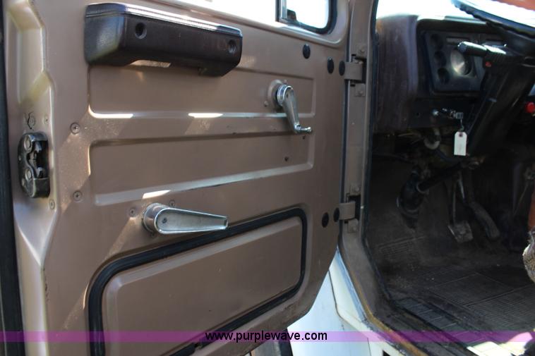 image for item J2156 1985 International S1900 feed truck