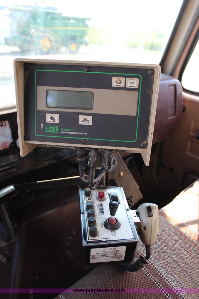 image for item J2156 1985 International S1900 feed truck