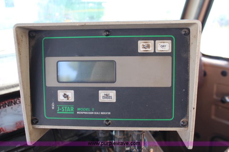 image for item J2156 1985 International S1900 feed truck