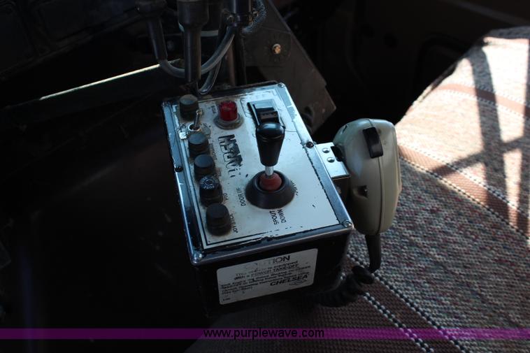 image for item J2156 1985 International S1900 feed truck