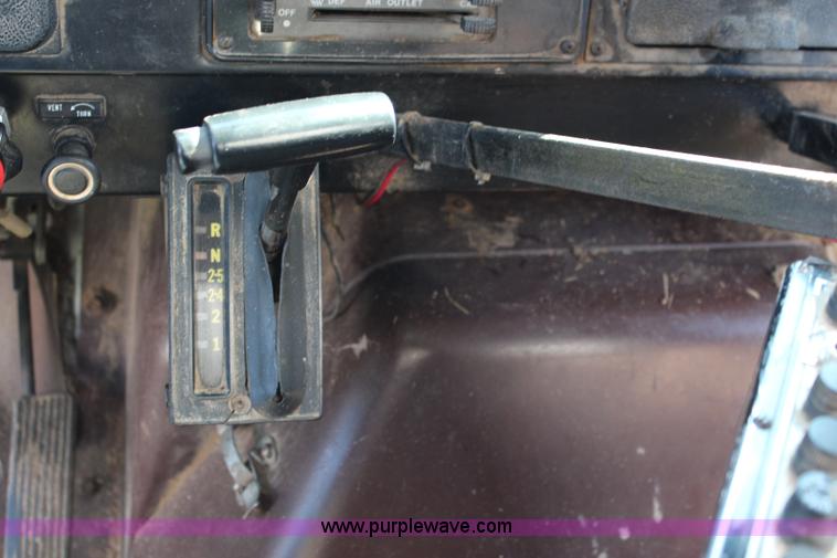 image for item J2156 1985 International S1900 feed truck