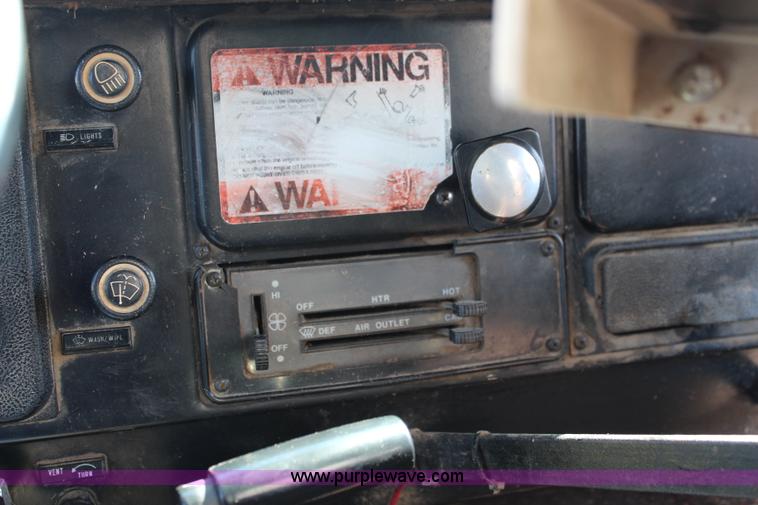 image for item J2156 1985 International S1900 feed truck