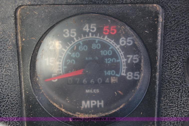 image for item J2156 1985 International S1900 feed truck