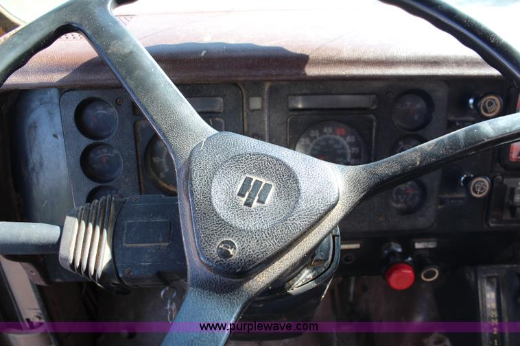 image for item J2156 1985 International S1900 feed truck