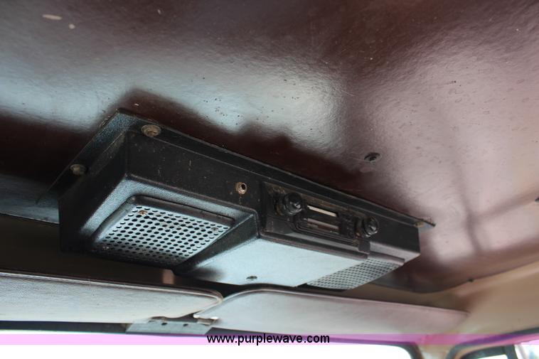 image for item J2156 1985 International S1900 feed truck