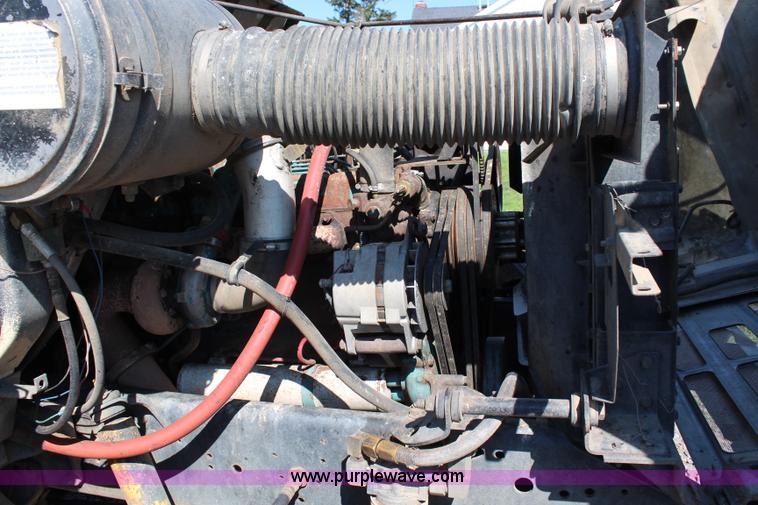 image for item J2156 1985 International S1900 feed truck