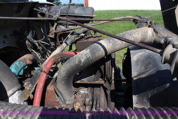 image for item J2156 1985 International S1900 feed truck