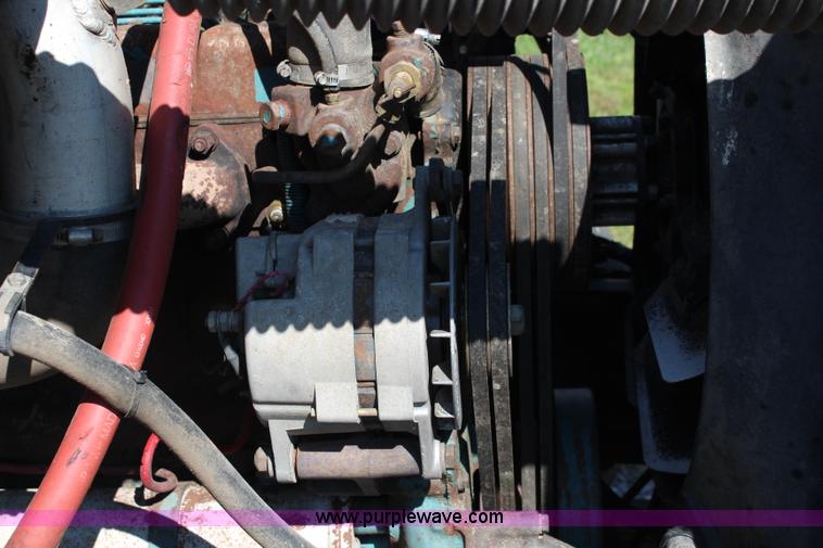 image for item J2156 1985 International S1900 feed truck