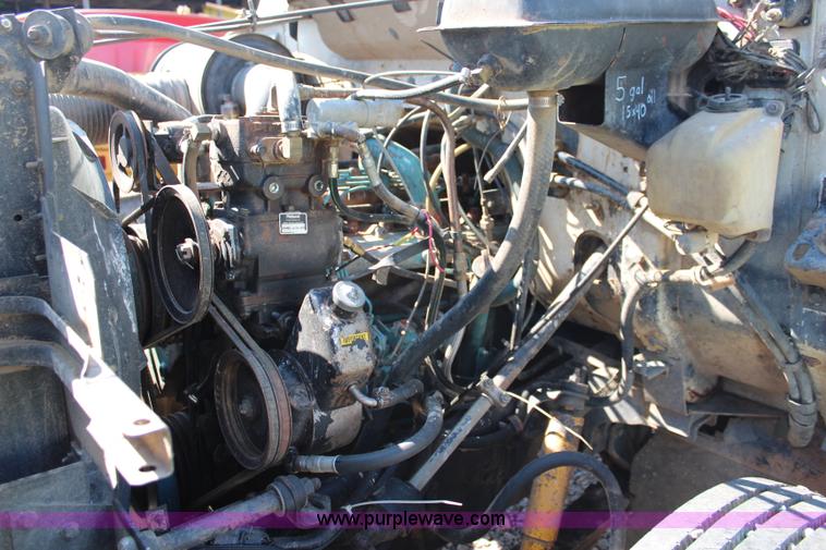 image for item J2156 1985 International S1900 feed truck