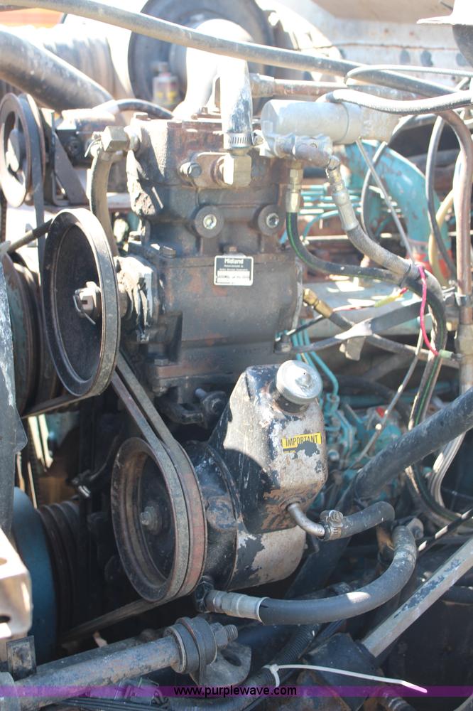 image for item J2156 1985 International S1900 feed truck