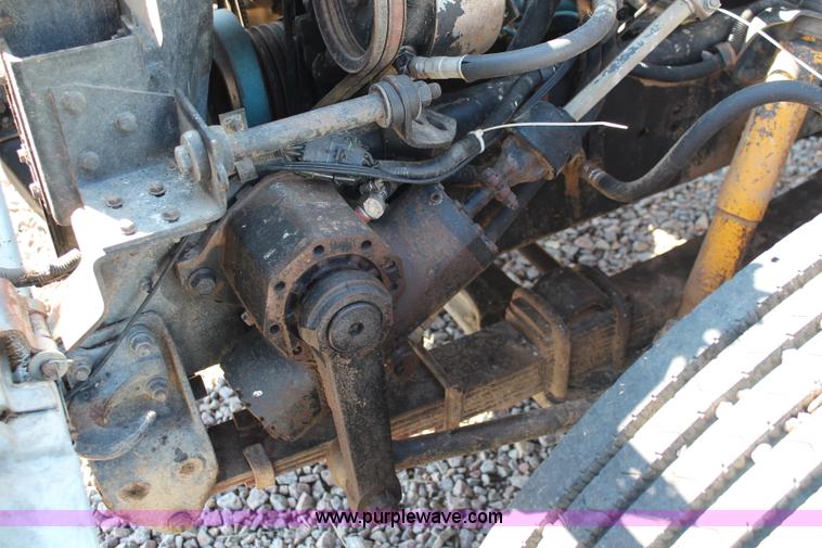 image for item J2156 1985 International S1900 feed truck