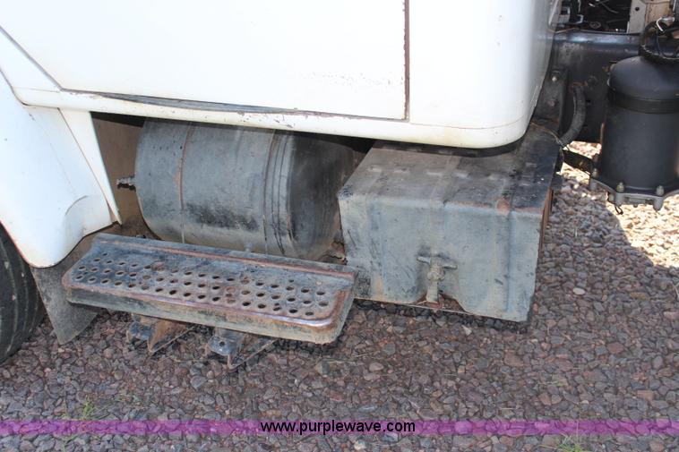 image for item J2156 1985 International S1900 feed truck