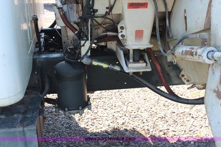 image for item J2156 1985 International S1900 feed truck