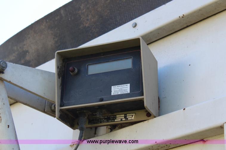 image for item J2156 1985 International S1900 feed truck