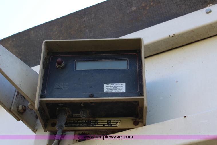 image for item J2156 1985 International S1900 feed truck