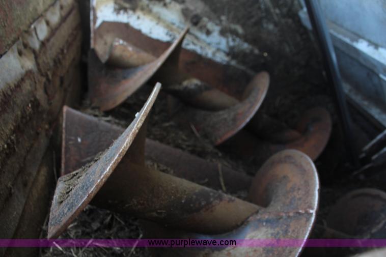 image for item J2156 1985 International S1900 feed truck