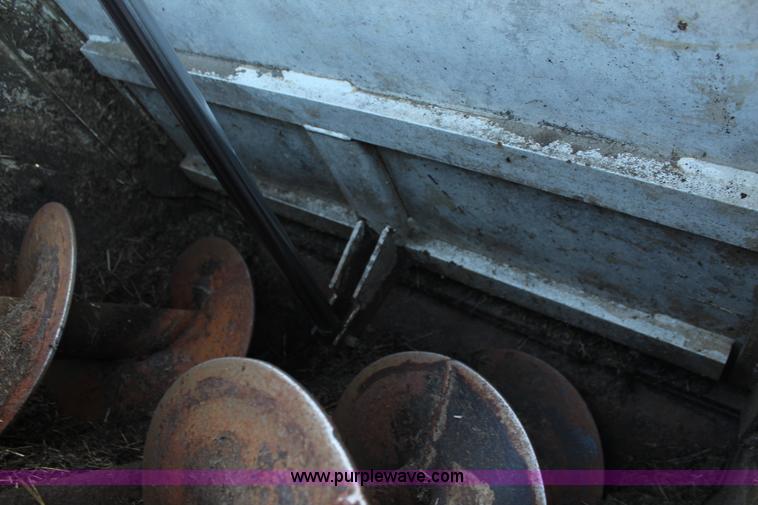 image for item J2156 1985 International S1900 feed truck