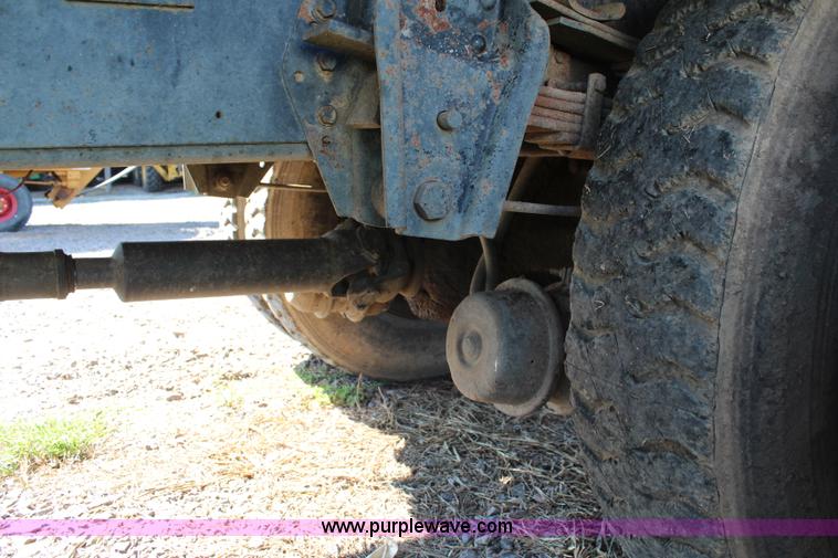 image for item J2156 1985 International S1900 feed truck