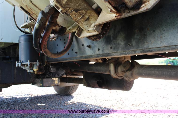 image for item J2156 1985 International S1900 feed truck