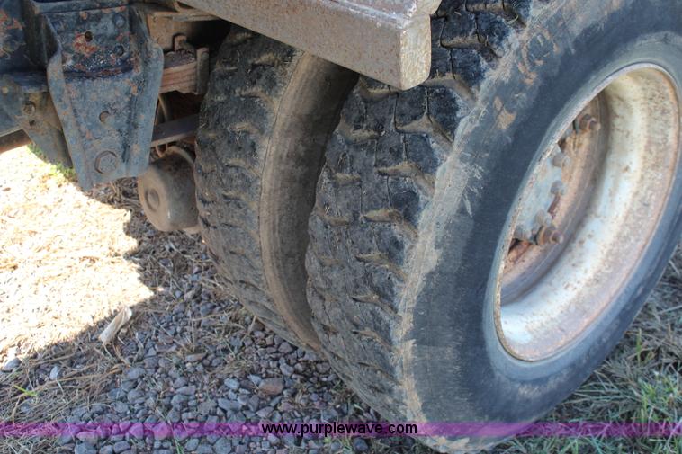 image for item J2156 1985 International S1900 feed truck