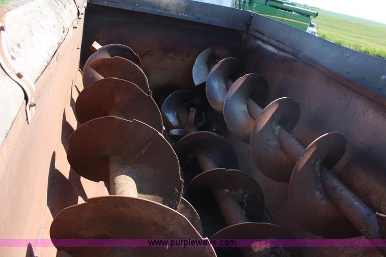 image for item J2156 1985 International S1900 feed truck