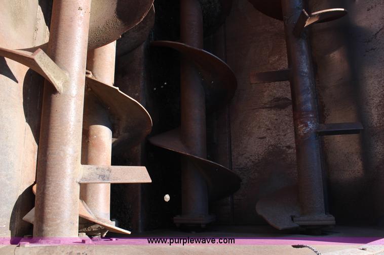 image for item J2156 1985 International S1900 feed truck