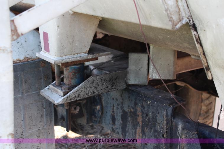 image for item J2156 1985 International S1900 feed truck