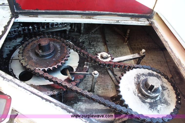 image for item J2156 1985 International S1900 feed truck