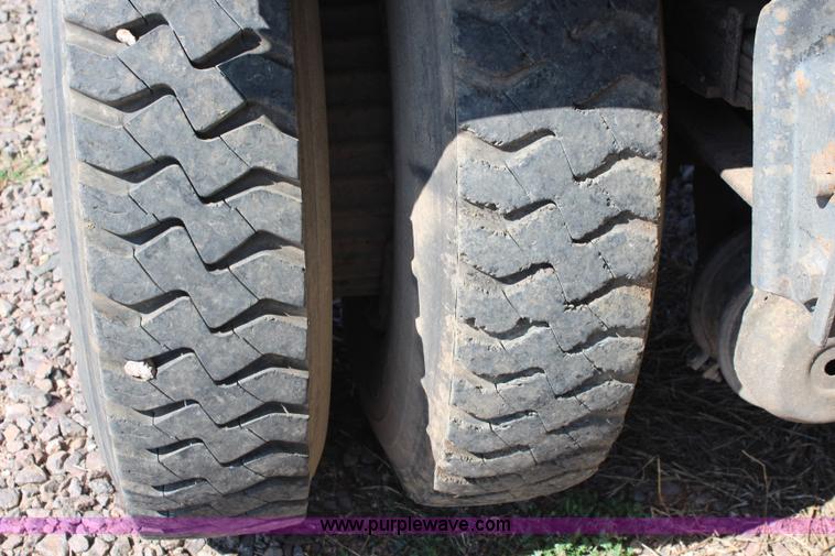 image for item J2156 1985 International S1900 feed truck