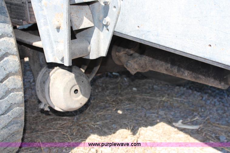 image for item J2156 1985 International S1900 feed truck