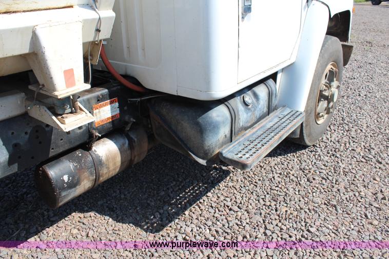 image for item J2156 1985 International S1900 feed truck