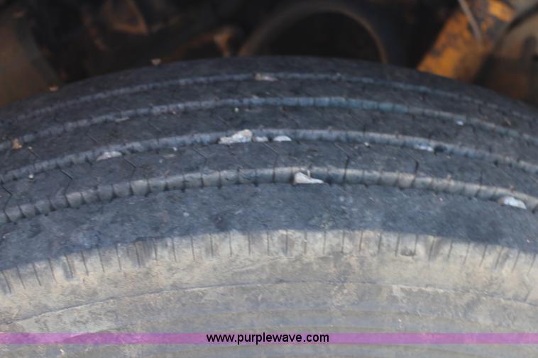 image for item J2156 1985 International S1900 feed truck