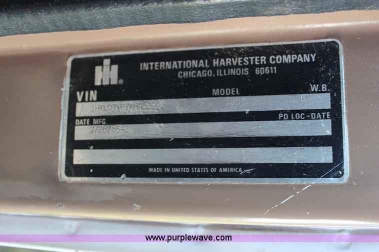 image for item J2156 1985 International S1900 feed truck