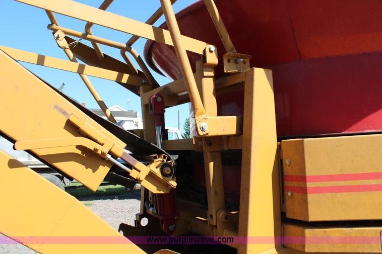 image for item J2157 HayBuster H1000 Big Bite tub grinder