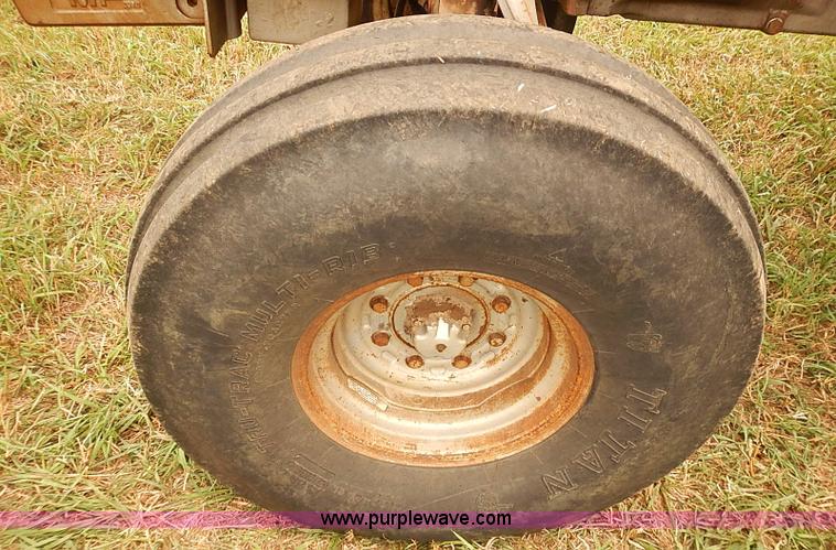 image for item J2181 1981 Massey Ferguson 2675 tractor