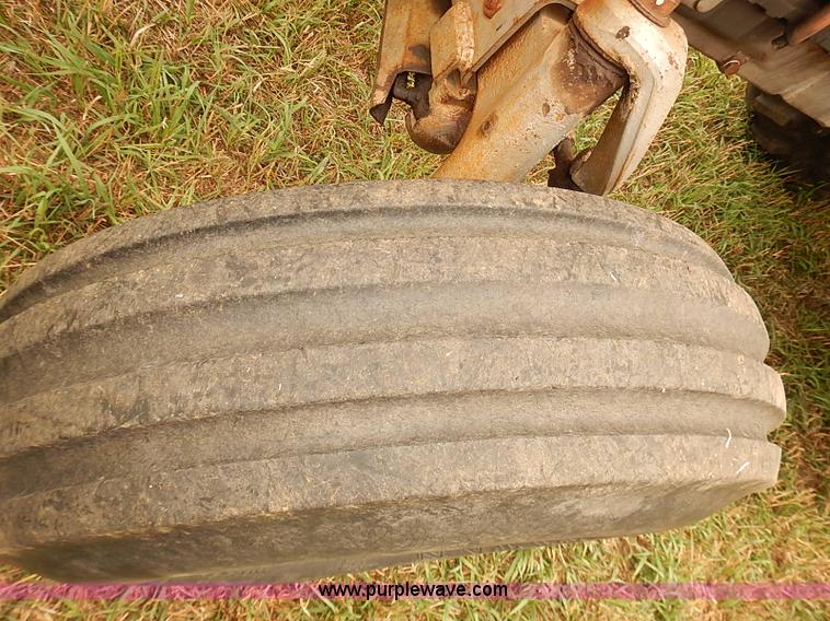 image for item J2181 1981 Massey Ferguson 2675 tractor