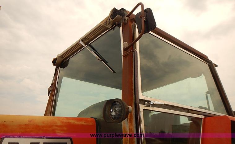image for item J2181 1981 Massey Ferguson 2675 tractor
