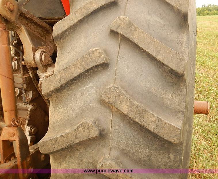 image for item J2181 1981 Massey Ferguson 2675 tractor