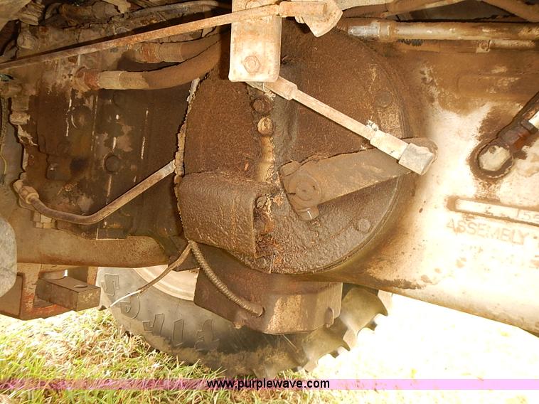 image for item J2181 1981 Massey Ferguson 2675 tractor