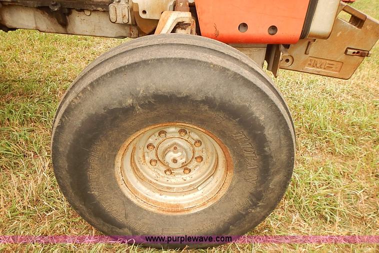 image for item J2181 1981 Massey Ferguson 2675 tractor