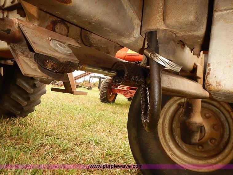 image for item J2181 1981 Massey Ferguson 2675 tractor