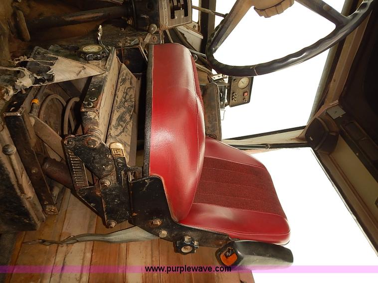 image for item J2181 1981 Massey Ferguson 2675 tractor