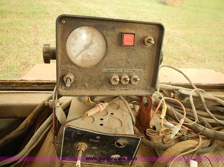 image for item J2181 1981 Massey Ferguson 2675 tractor