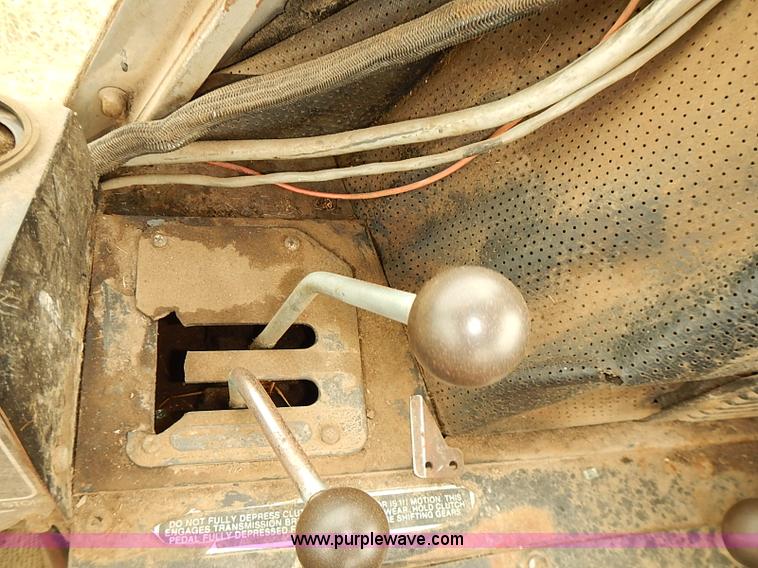 image for item J2181 1981 Massey Ferguson 2675 tractor