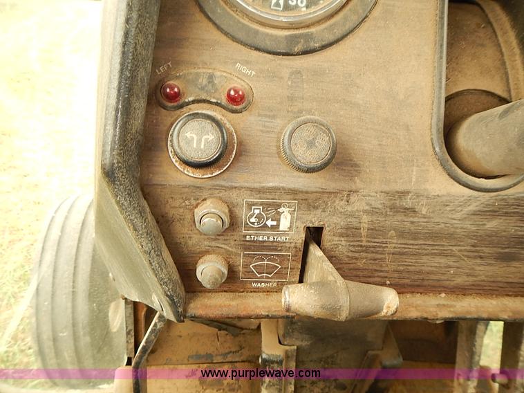 image for item J2181 1981 Massey Ferguson 2675 tractor