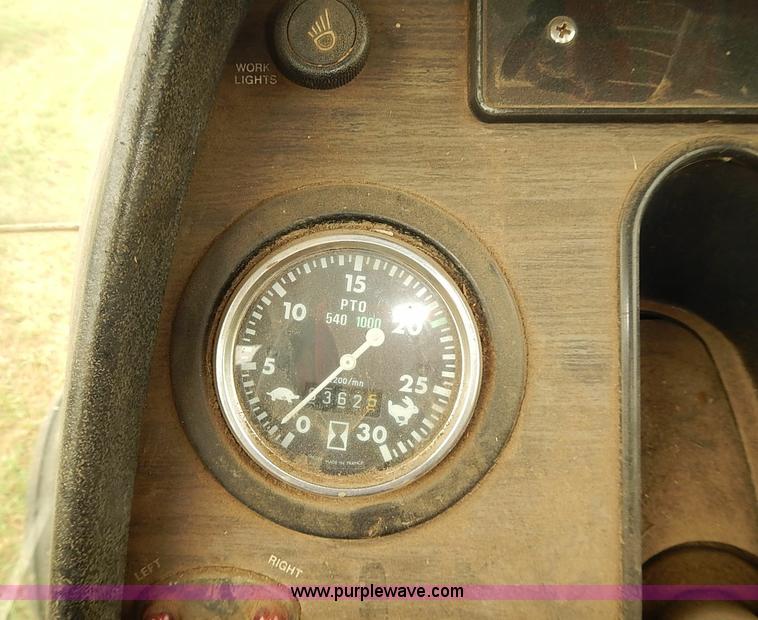 image for item J2181 1981 Massey Ferguson 2675 tractor