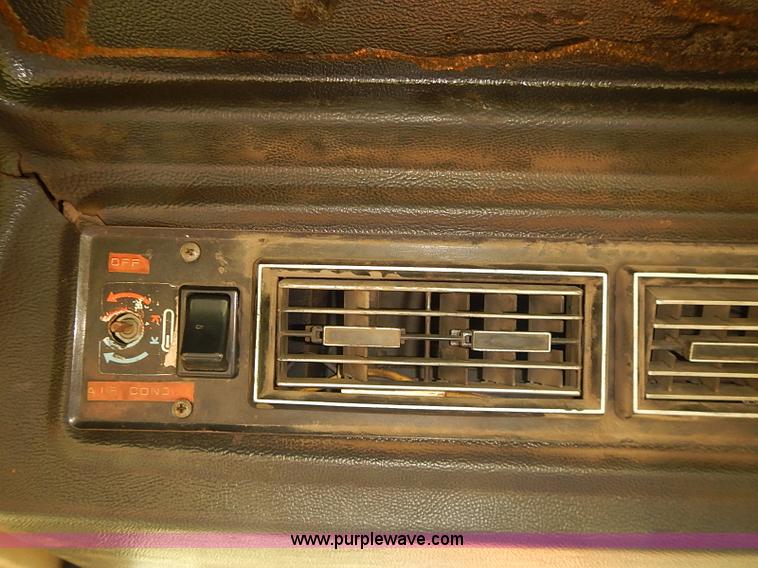 image for item J2181 1981 Massey Ferguson 2675 tractor