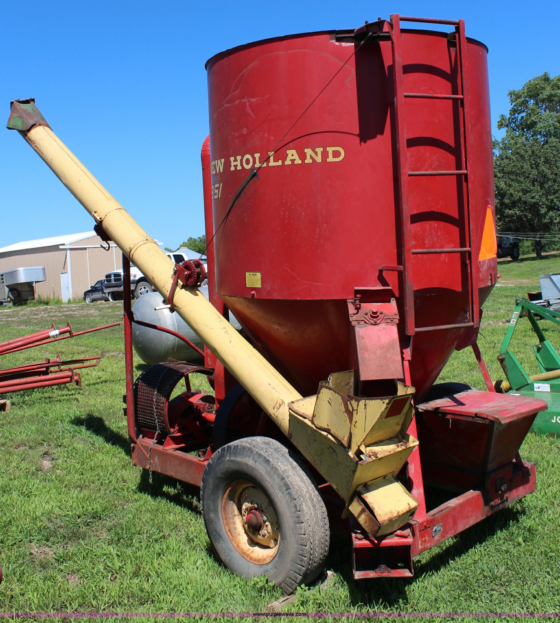 New Holland 351 grinder mixer in Bonner Springs, KS Item J2070 sold