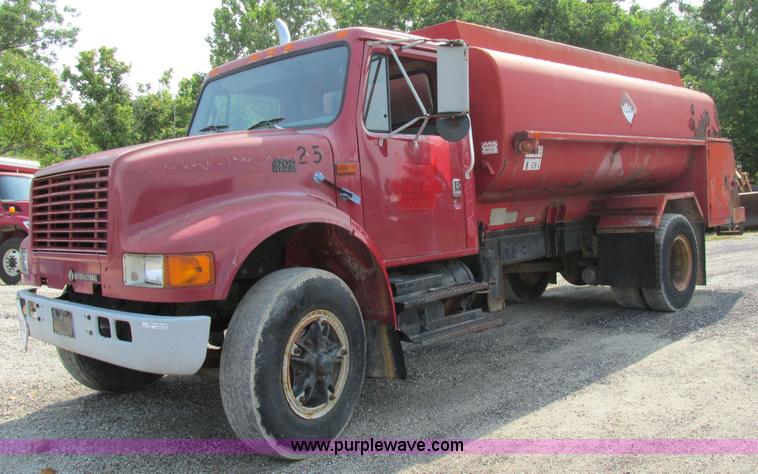 image for item AW9939 1997 International 4700 fuel truck